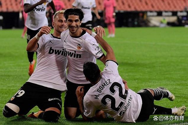 欧洲足球豪门对决,观众狂热呐喊 欧洲足球豪门对决,观众狂热呐喊