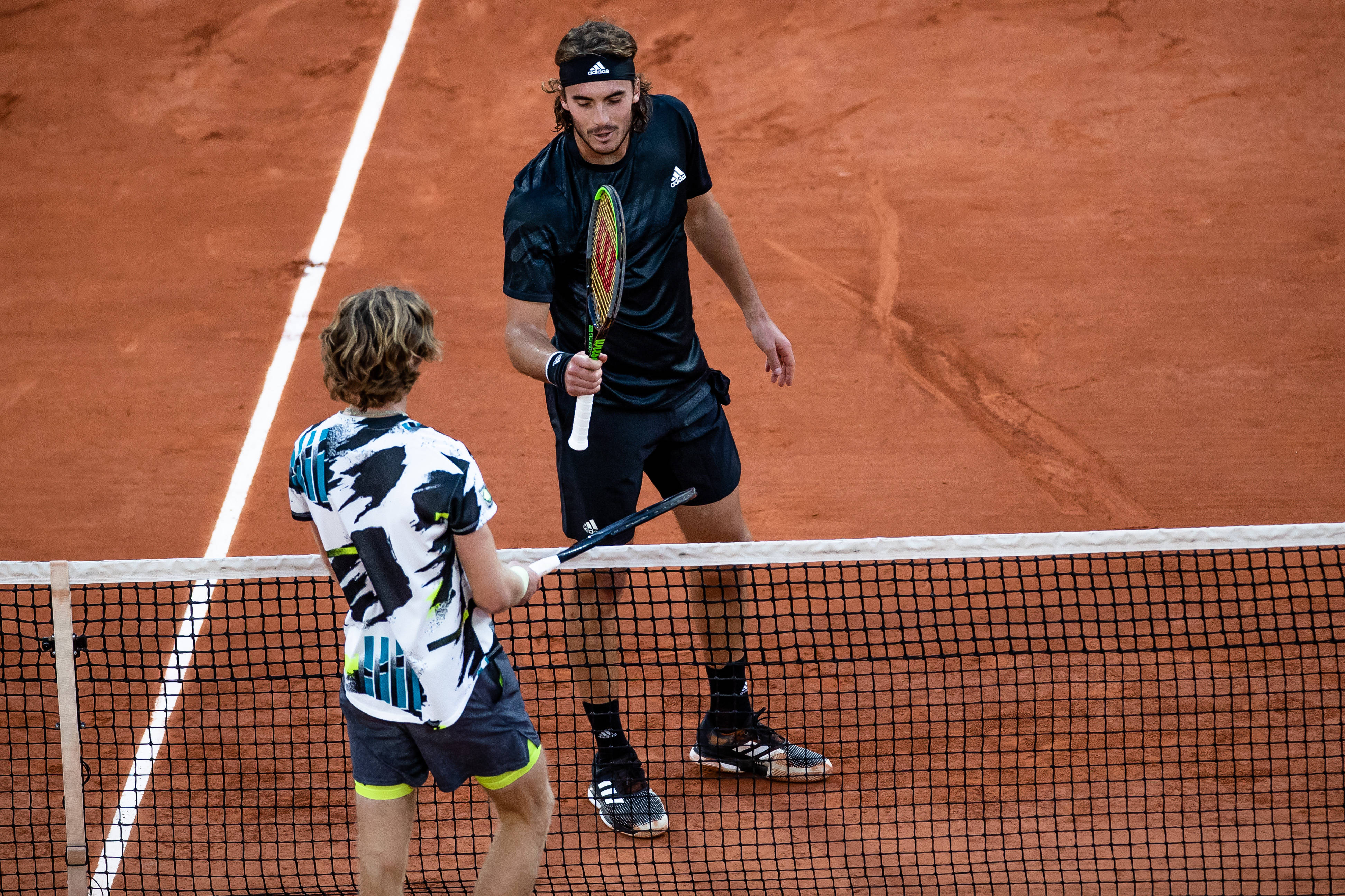 关于英国网球队鏖战欧洲网球队，西西帕斯爆发神勇的信息