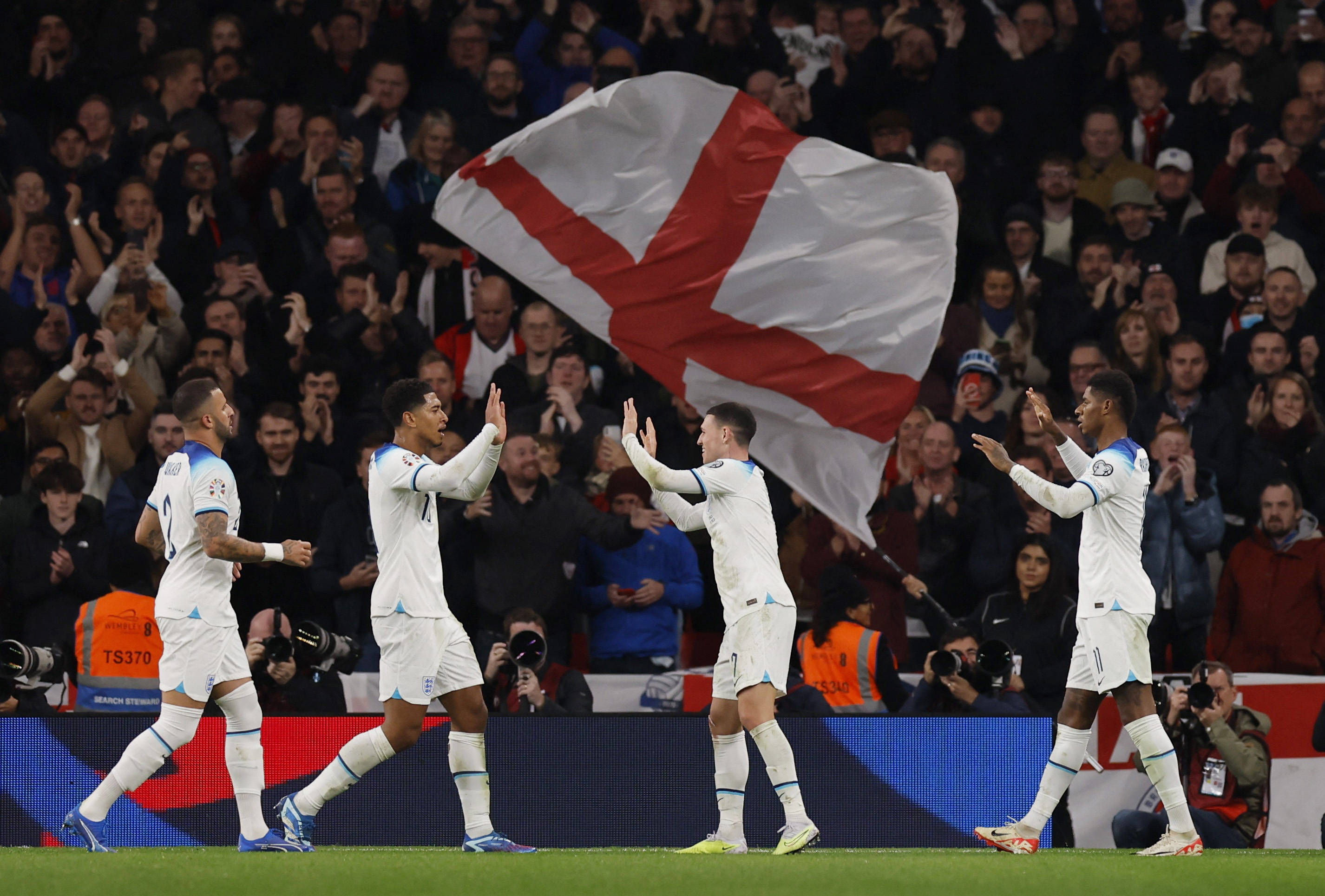 英格兰大胜瑞士,提前晋级欧洲杯 英格兰大胜瑞士,提前晋级欧洲杯