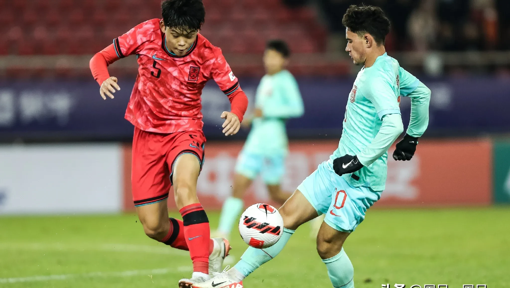 杰出球员在亚洲联赛上展现技术实力