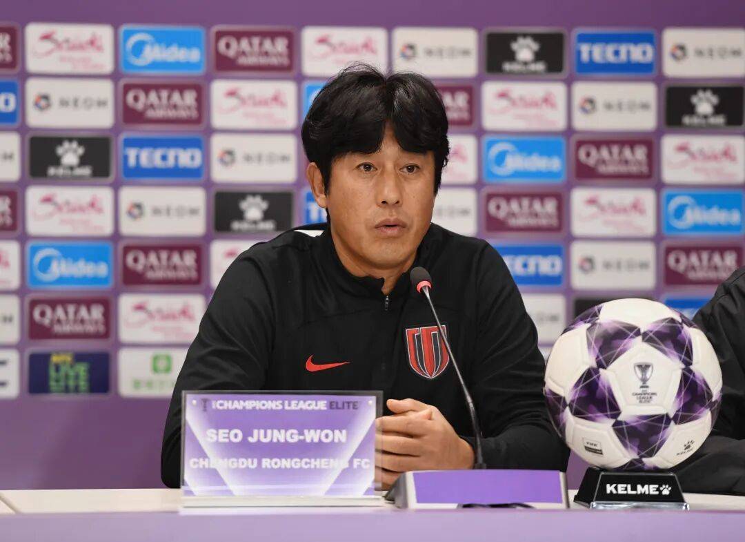 杰出球员在亚洲联赛上展现技术实力