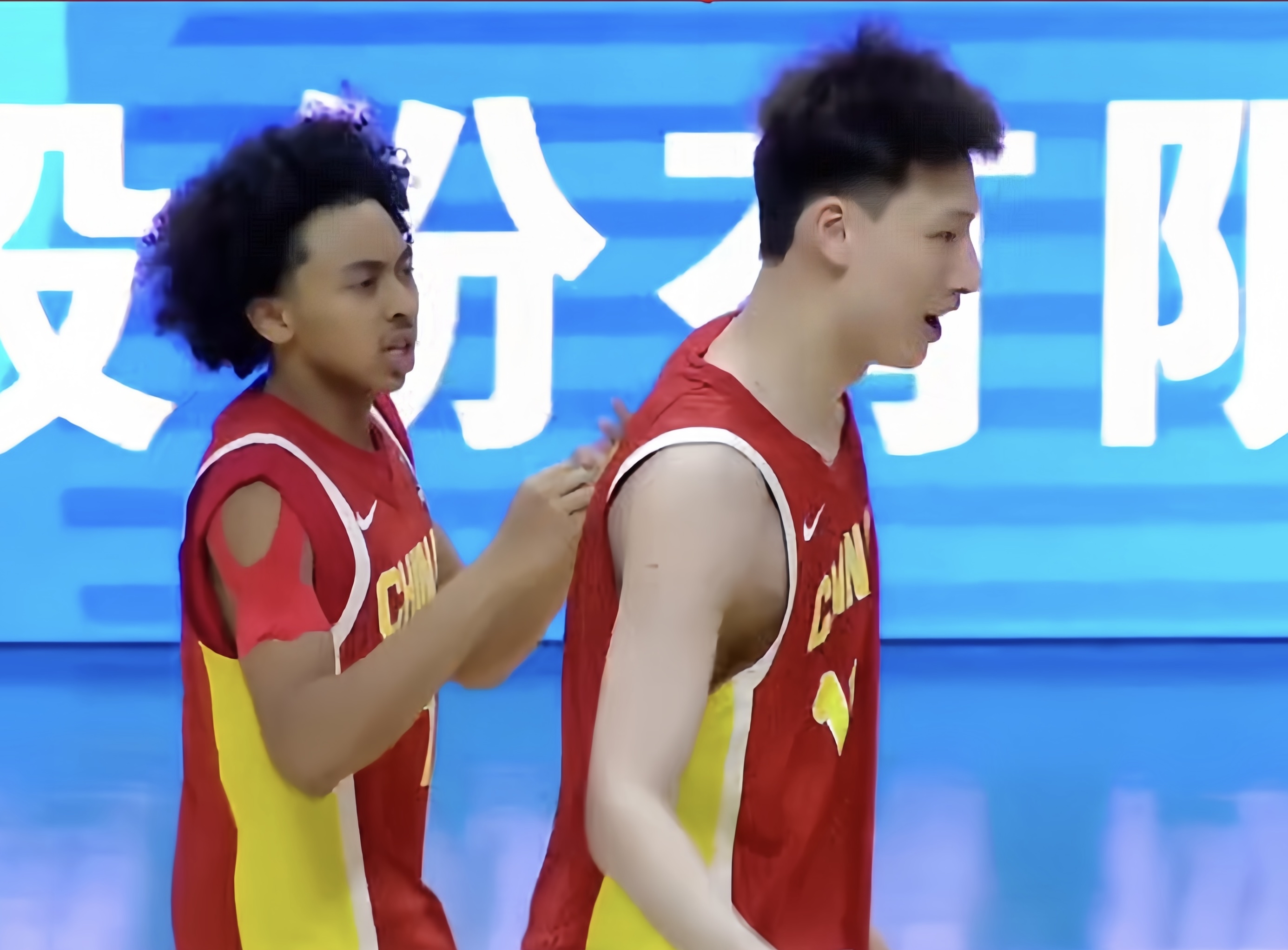 男子篮球联赛启动新一季，球迷热情高涨的简单介绍