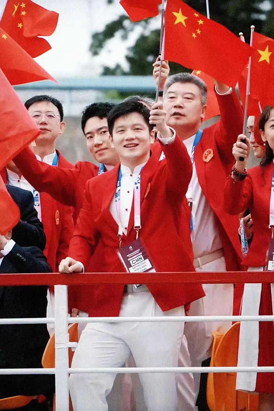 中国队轻取英格兰队,樊振东点燃赛场 中国队轻取英格兰队,樊振东点燃赛场