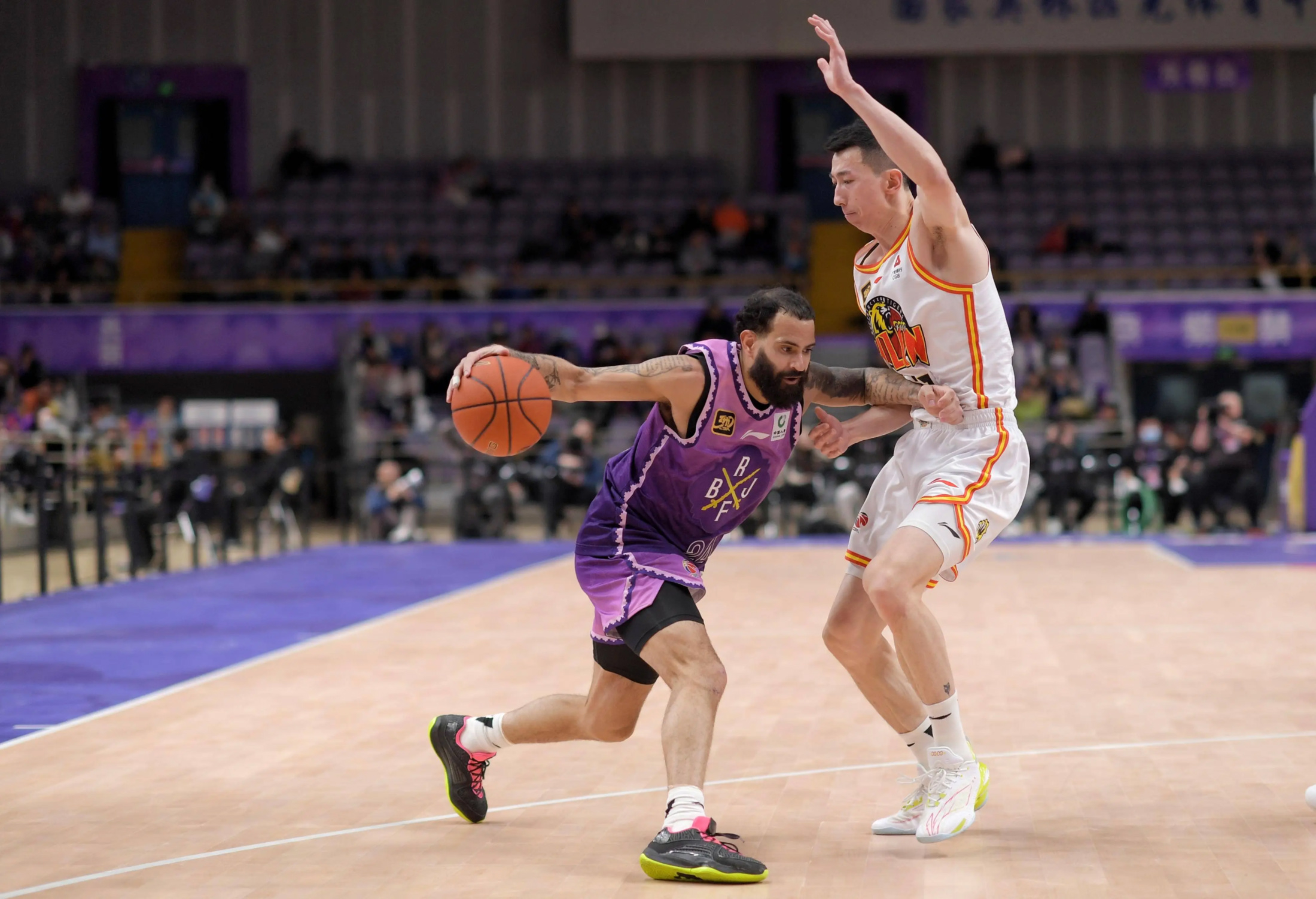 青岛队力克山西队,戈贝尔关键制胜 青岛队力克山西队,戈贝尔关键制胜