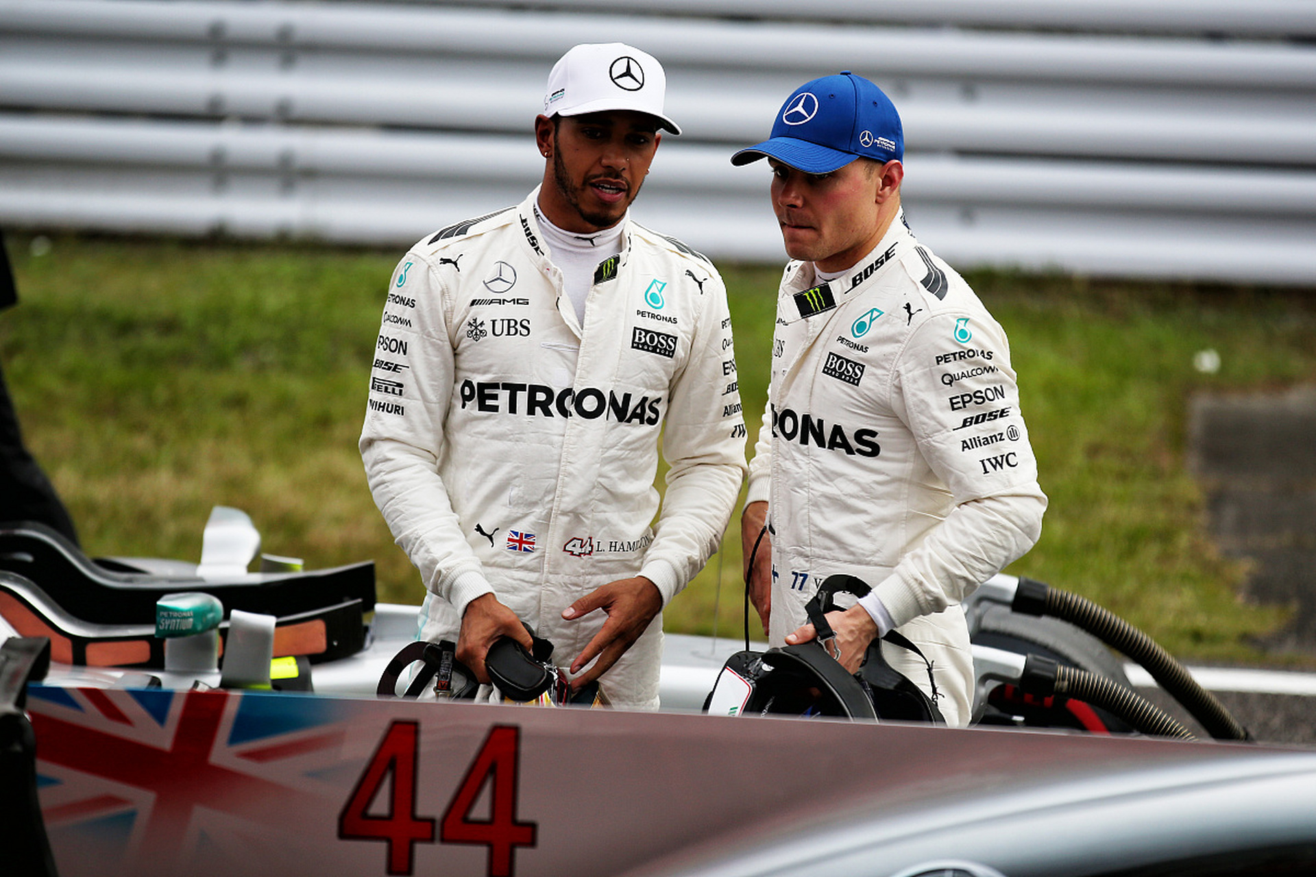 雷诺车队完胜梅赛德斯,汉密尔顿统治全场的简单介绍 雷诺车队完胜梅赛德斯,汉密尔顿统治全场的简单介绍