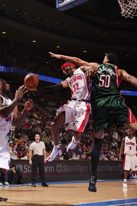 魔术险胜雄鹿,汉密尔顿统治全场 魔术险胜雄鹿,汉密尔顿统治全场