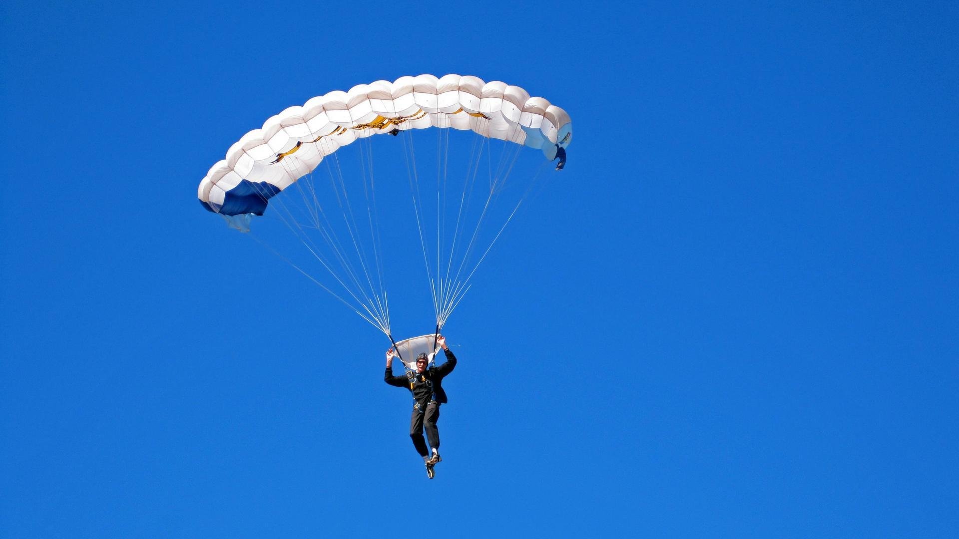 维斯塔潘绝杀时刻，梅赛德斯终场逆袭，点燃赛场的不仅是引擎